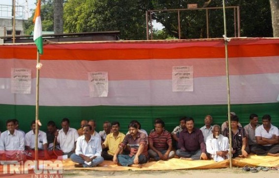 Kamalpur: Congress held seat and demonstration, placed 13 points charters of demands Kamalpur: Congress held seat and demonstration, placed 13 points charters of demands